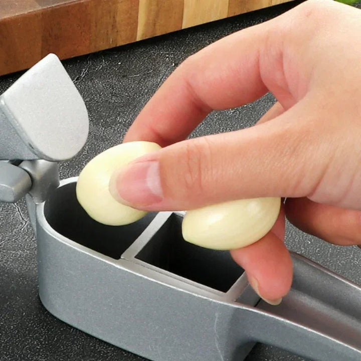 2-in-1 Garlic Press and Slicer – Aluminum Alloy Kitchen Tool for Garlic Preparation 3