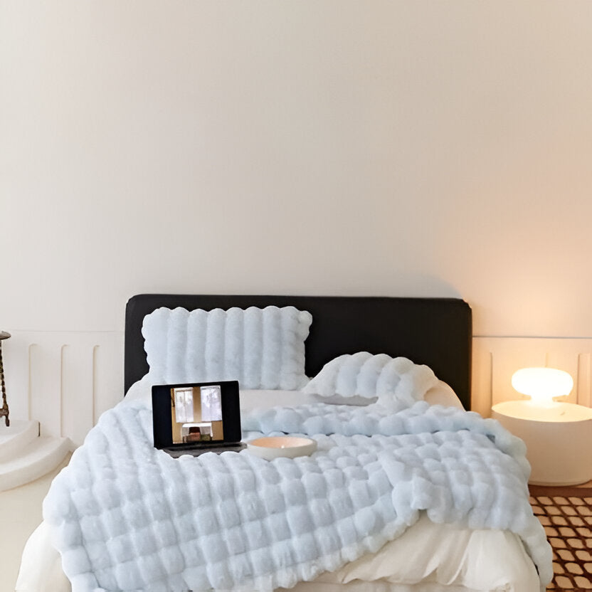 All-Season Plush Blanket | Lightweight Throw for Bed, Sofa or Travel | Machine Washable, Cosy Year-Round Comfort
