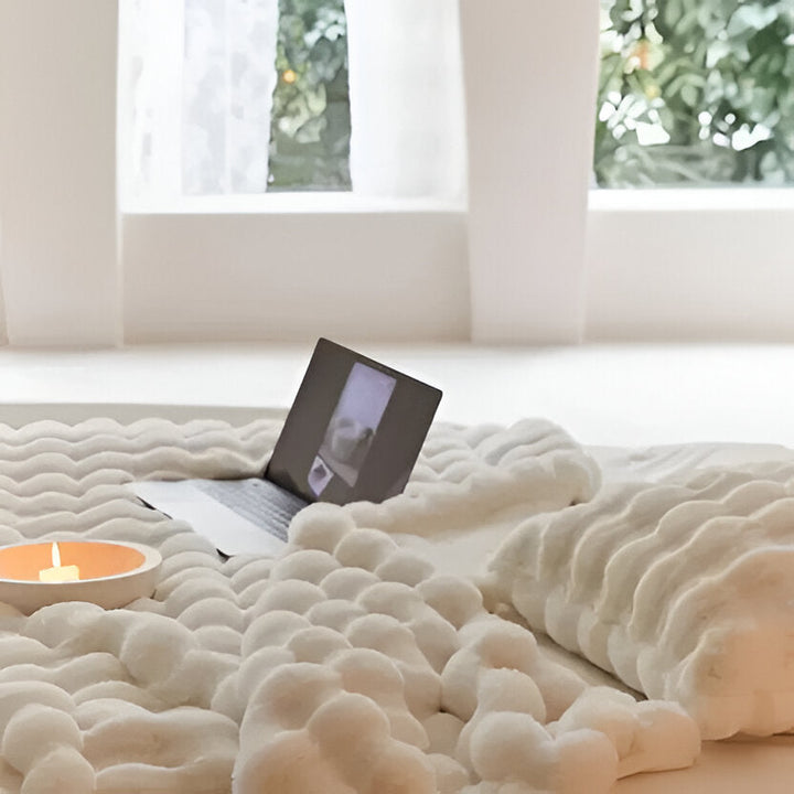 All-Season Plush Blanket | Lightweight Throw for Bed, Sofa or Travel | Machine Washable, Cosy Year-Round Comfort