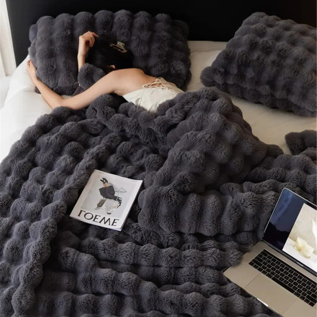 All-Season Plush Blanket | Lightweight Throw for Bed, Sofa or Travel | Machine Washable, Cosy Year-Round Comfort