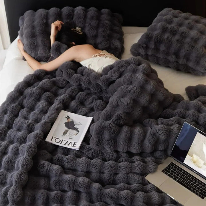 All-Season Plush Blanket | Lightweight Throw for Bed, Sofa or Travel | Machine Washable, Cosy Year-Round Comfort