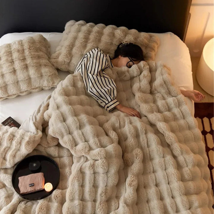 All-Season Plush Blanket | Lightweight Throw for Bed, Sofa or Travel | Machine Washable, Cosy Year-Round Comfort