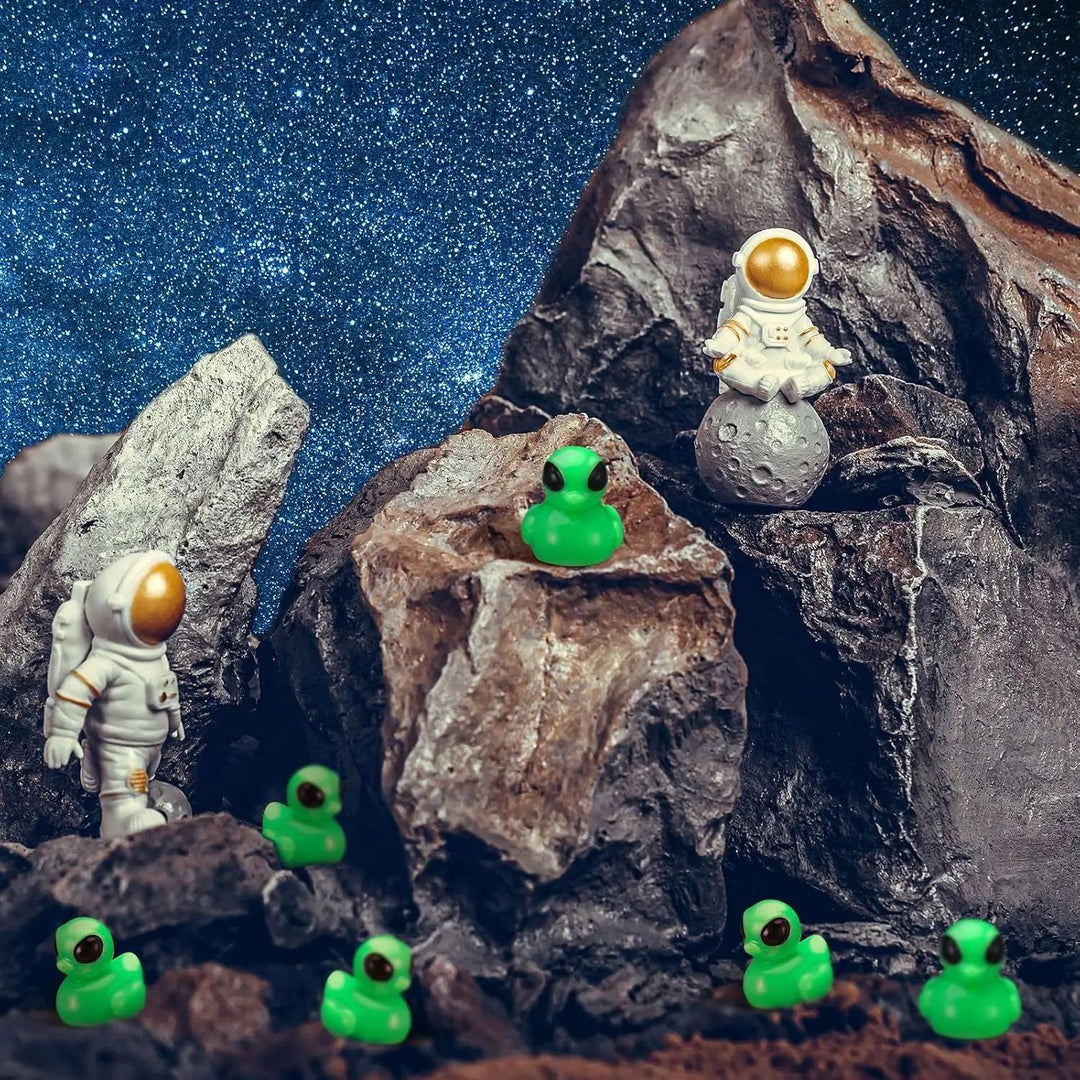 Mini Alien Duck Figurines Resin | 50-Piece Set for Party Favours &amp; Desk Décor | Sci-Fi Style Halloween Accents