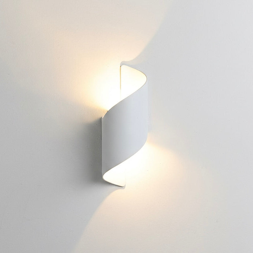 Artistic ModernCurl LED wall light providing soft, energy-efficient illumination