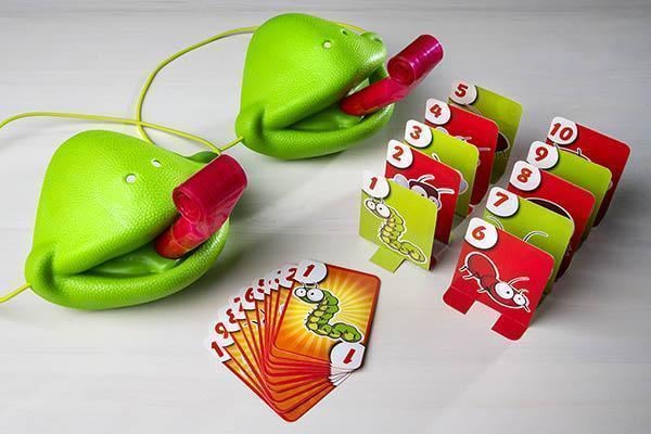 Chameleon Mask Target Card Game Blow Tube Tongue 2 Player Set 7